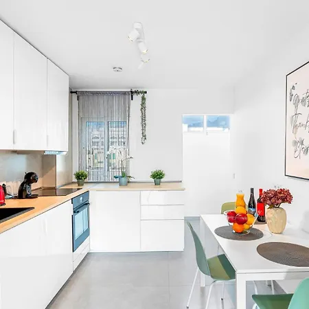 Location - Walk To The Beach, Shops & Dining Appartement Playa de las Américas