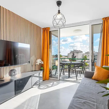 Location - Walk To The Beach, Shops & Dining Playa de las Américas