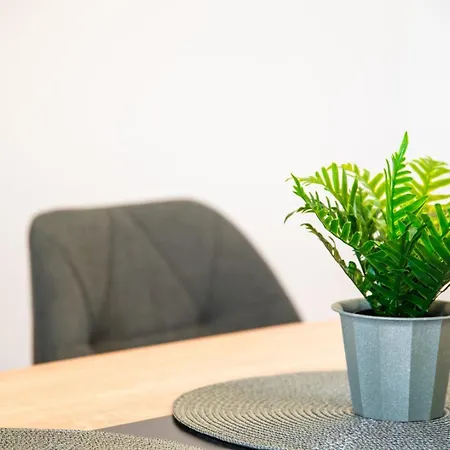 Location - Walk To The Beach, Shops & Dining