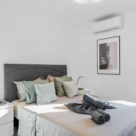 Location - Walk To The Beach, Shops & Dining Appartement Playa de las Américas