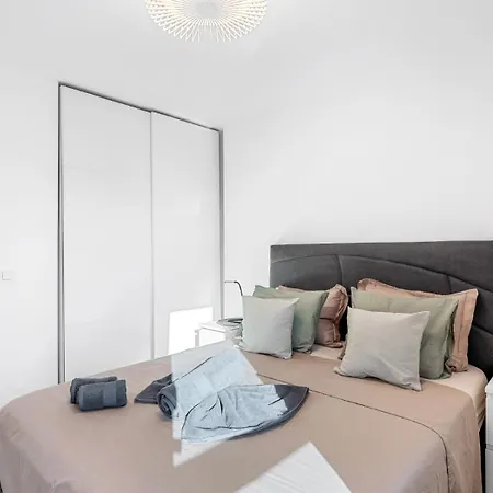 Location - Walk To The Beach, Shops & Dining