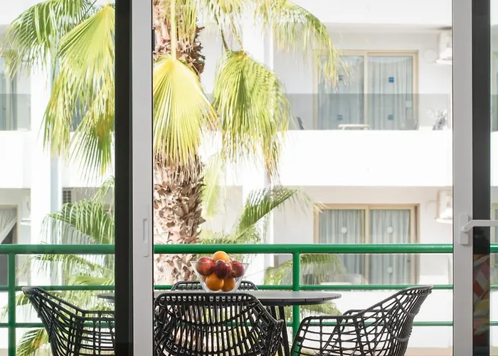 Location - Walk To The Beach, Shops & Dining 아파트 *