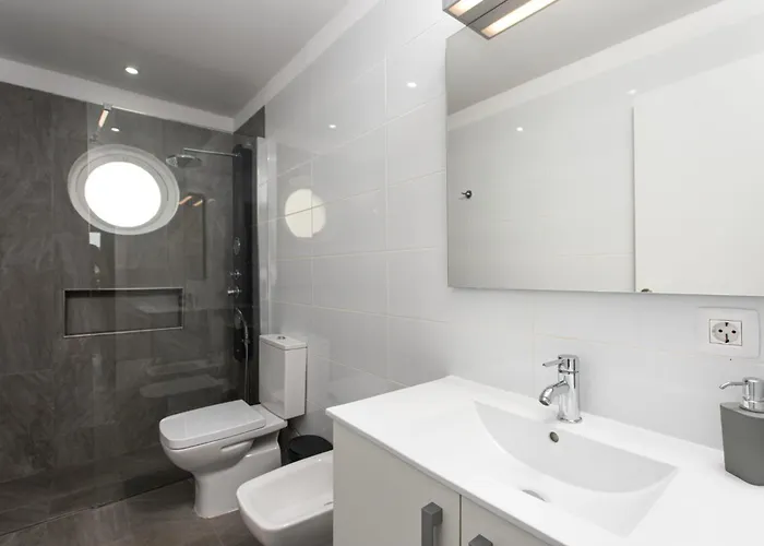 Location - Walk To The Beach, Shops & Dining Daire Playa de las Américas