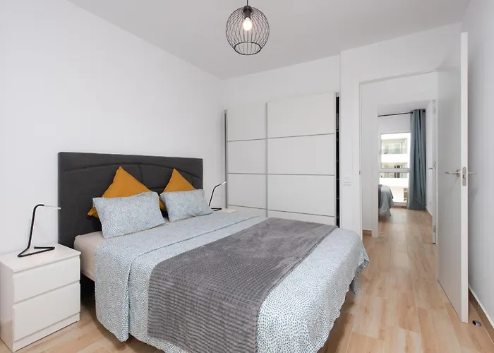 Location - Walk To The Beach, Shops & Dining Daire *