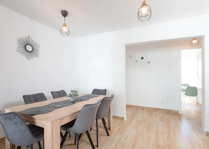 Location - Walk To The Beach, Shops & Dining Daire