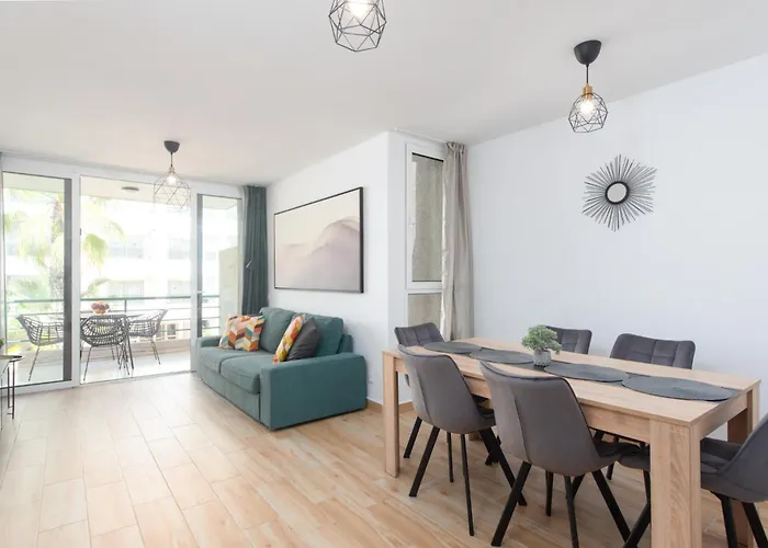 Location - Walk To The Beach, Shops & Dining