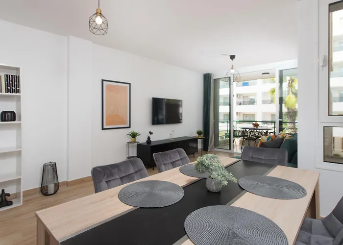 Location - Walk To The Beach, Shops & Dining Daire