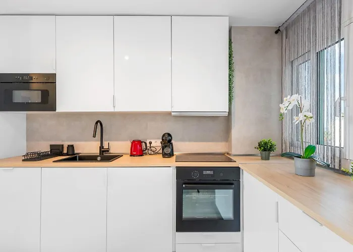 Location - Walk To The Beach, Shops & Dining Daire