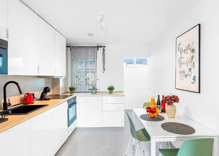 Location - Walk To The Beach, Shops & Dining Daire Playa de las Américas