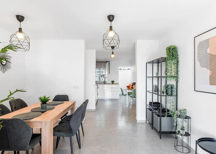 Location - Walk To The Beach, Shops & Dining Daire *