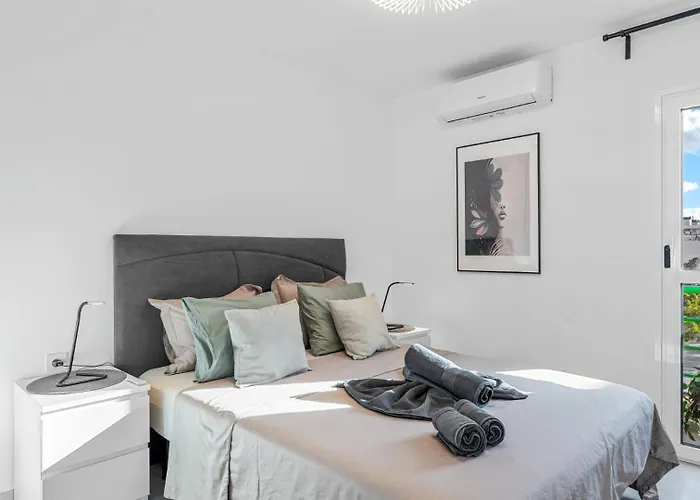 Location - Walk To The Beach, Shops & Dining Daire Playa de las Américas