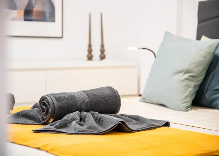 Location - Walk To The Beach, Shops & Dining Daire *