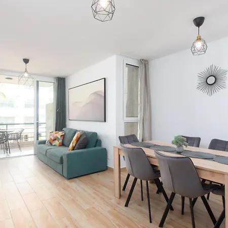 Location - Walk To The Beach, Shops & Dining